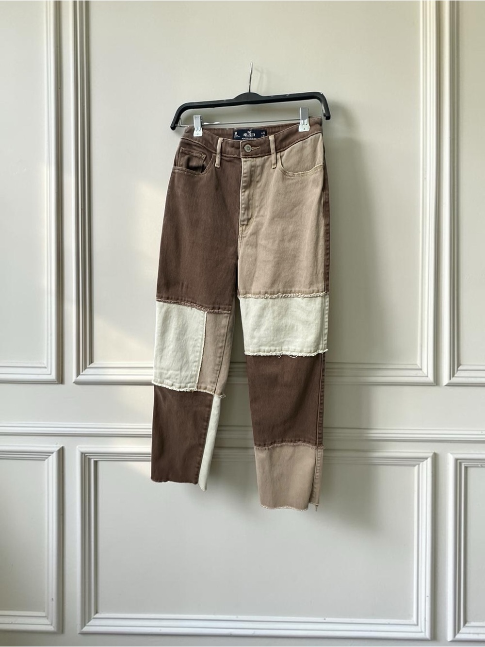 Hollister Ultra High Rise Patchwork Dad Jeans. Cream/Browns. Size: 26